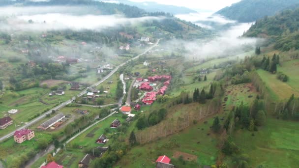 Vue Aérienne Petit Village Dans Brouillard Dans Vallée Des Carpates — Video