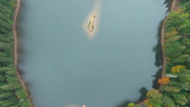 俯瞰乌克兰喀尔巴阡山脉的齐尔维尔湖 摄像机在深蓝色的水面上旋转 周围环绕着绿色针叶林 — 图库视频影像
