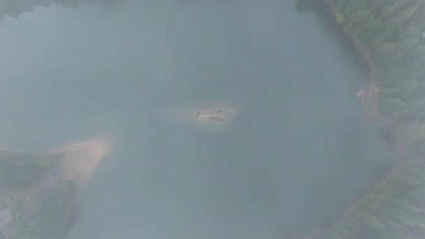 Живая Камера Приближается Глубокому Большому Озеру Синевир Через Белый Туман — стоковое видео