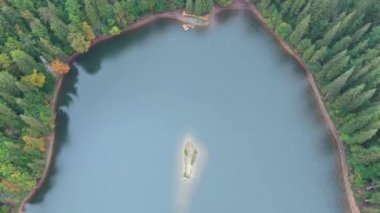 Karpat Dağları 'ndaki Synevyr Gölü' nün ortası. Ukrayna 'daki büyük derin göletin havadan görünüşü