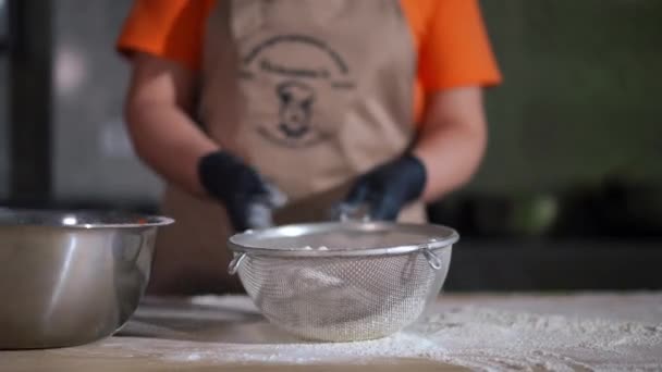 无法辨认的女人用慢动作筛子筛面 白种人女厨师准备在室内烘焙的配料 — 图库视频影像