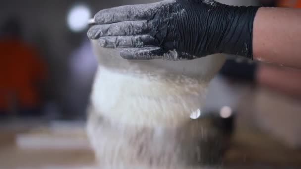 Close Zijaanzicht Vrouwelijke Handen Handschoenen Zeven Witte Bloem Met Zeef — Stockvideo