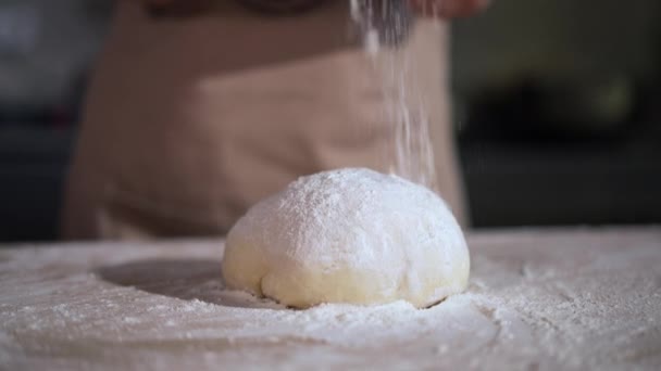 Mutfakta Hamur Üzerine Beyaz Serpiştirilmiş Tanımlanamayan Beyaz Kadın Içeride Lezzetli — Stok video
