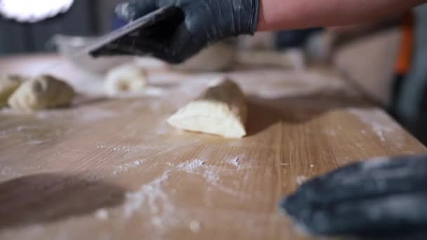 Widok Boku Nierozpoznawalny Piekarz Cięcia Kawałków Ciasta Cutter Kuchni Jako — Wideo stockowe
