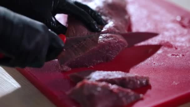 Πλευρική Άποψη Γυναικεία Χέρια Κοπής Κόκκινο Βόειο Κρέας Ρολό Μαχαίρι — Αρχείο Βίντεο