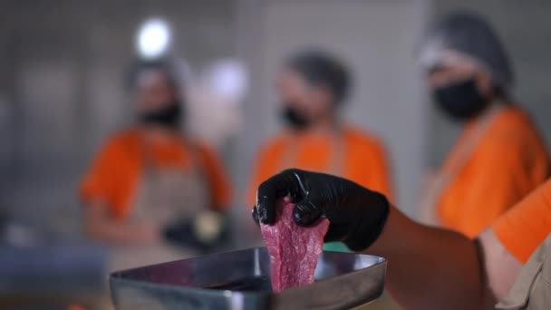 特写女厨师慢动作地把生牛肉放进肉磨机 白人妇女在室内餐厅厨房研磨小牛肉肉卷 — 图库视频影像