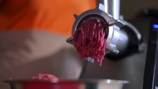 Großaufnahme Eines Fleischwolfs Mit Hackfleisch Das Der Restaurantküche Aus Dem — Stockvideo