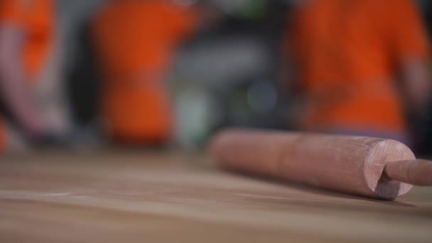 Zbliżenie Wałek Drewnianym Blat Prawej Stronie Rozmazanych Kucharzy Pracujących Restauracji — Wideo stockowe