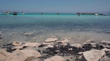 Kıbrıs 'ta yeşil deniz suyu ve yatları olan geniş açılı bir göl. Turist beldesinde güneşli bir yaz günü.
