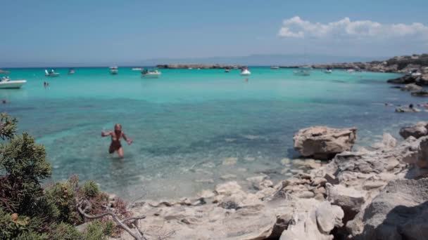 Широкий Снимок Живописного Морского Пейзажа Кипре Размытой Женщиной Идущей Воды — стоковое видео