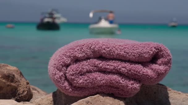 Asciugamano Rosa Morbido Primo Piano Roccia Sulla Spiaggia Del Mediterraneo — Video Stock