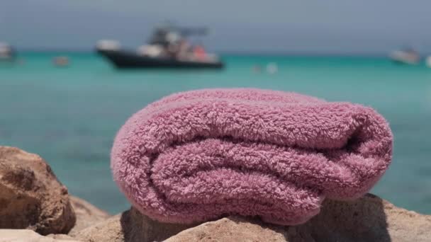 以蓝色泻湖为背景的粉色软粉色地中海海滨浴巾 清洁纺织品洗衣广告特写 — 图库视频影像