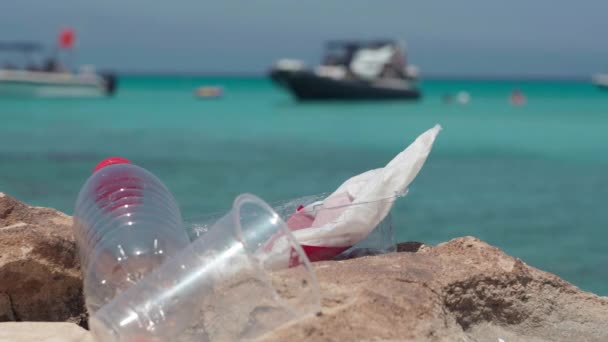 Крупный План Пластиковых Бутылок Стаканов Скалах Побережье Средиземного Моря Крупный — стоковое видео