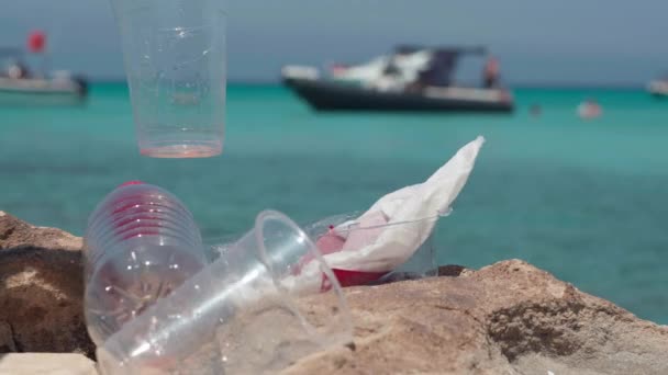 Großaufnahme Werfen Unkenntliche Touristen Plastikmüll Auf Die Sonnige Küste Des — Stockvideo