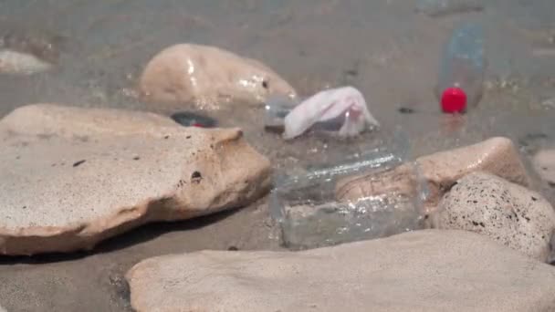 在清澈的地中海海浪中流动的塑料容器和瓶子 塞浦路斯旅游胜地阳光下的特写有毒海洋污染垃圾 — 图库视频影像