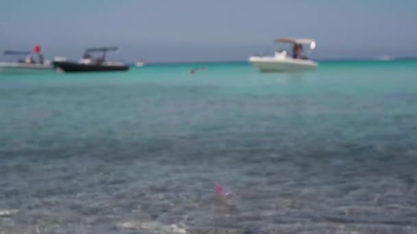 Onherkenbare Vrouw Gooit Plastic Afval Kristalhelder Water Dat Middellandse Zee — Stockvideo