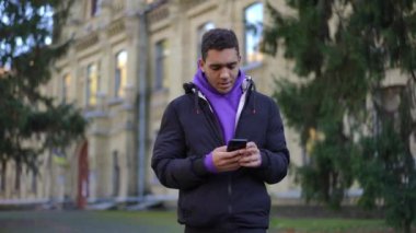 Zeki, Afro-Amerikan bir adamın akıllı telefon mesajlarıyla gezinen, yavaş çekimde çekip giden portresi. Kampüste yakışıklı ve zeki bir üniversite öğrencisi.