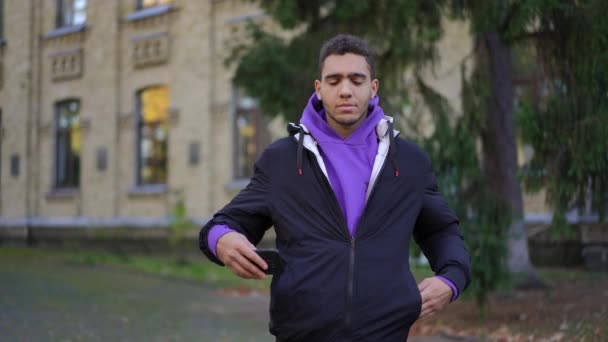 Kendine Güvenen Genç Bir Üniversite Öğrencisi Üniversite Bahçesinde Ağır Çekimde — Stok video