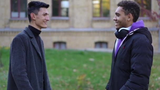 Vista Lateral Positiva Hombres Jóvenes Caucásicos Afroamericanos Pie Campus Universitario — Vídeo de stock