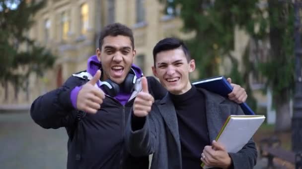 Heyecanlı Genç Erkekler Kameraya Bakarak Gülümseyerek Konuşuyorlar Açık Havada Üniversite — Stok video