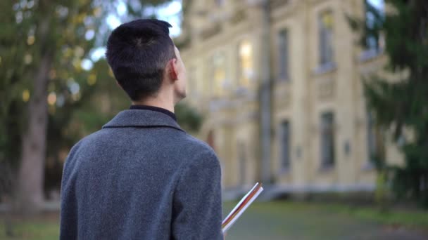 Портрет Кавказского Студента Стоящего Улице Смотрящего Университетский Городок Умный Уверенный — стоковое видео