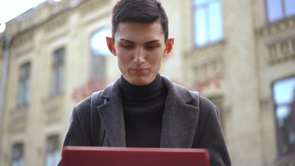 イライラする若い白人の男がノートパソコンの閉鎖装置でオンラインでメッセージを話してた 問題のある大学生の正面図屋外でのストレスの多い大学生の肖像 — ストック動画
