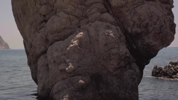 Riesiger Felsen Mittelmeer Auf Zypern Bewegt Sich Mit Live Kamera — Stockvideo