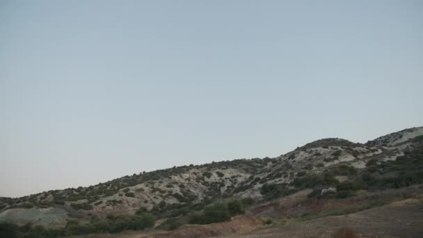 Skalnaté Hory Kypru Ptáci Létající Přes Kopce Jako Živý Fotoaparát — Stock video
