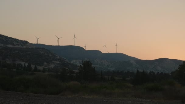 Široké Větrné Mlýny Pomalu Otáčejí Kyperských Horách Večerní Krajina Při — Stock video