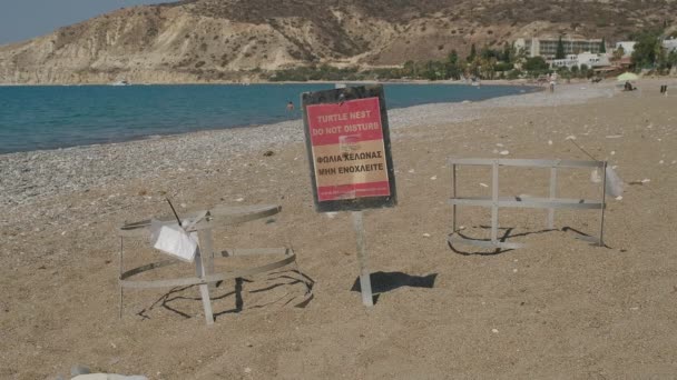Närbild Turtle Nest Stör Inte Skylten Engelska Och Grekiska Sandstrand — Stockvideo