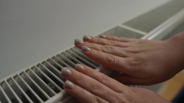 Sudut Tinggi Melihat Closeup Wanita Dikenali Pemanasan Tangan Radiator Calefaction — Stok Video