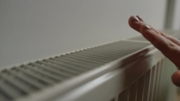 Close Weiblichen Kaukasischen Hand Berühren Heizkörper Überprüfung Der Temperatur Hause — Stockvideo