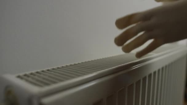 Radiator Calefaction Closeup Dan Tangan Wanita Dalam Sarung Tangan Putih — Stok Video