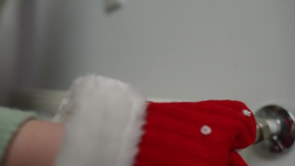Одягни Жіночу Руку Різдвяні Рукавички Регулюючи Температуру Пласких Поворотних Клапанах — стокове відео