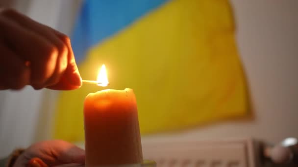 Зблизька Жіноча Рука Засвічує Свічку Задньому Плані Розмитого Українського Прапора — стокове відео