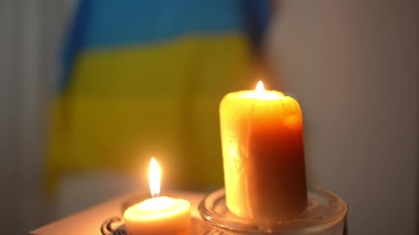 Mavi Sarı Ukrayna Bayrağının Arka Planında Mum Işığı Yanıyor Kapalı — Stok video