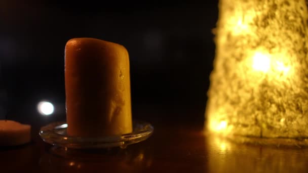 Close Kerzen Der Dunkelheit Auf Dem Tisch Mit Weiblicher Hand — Stockvideo
