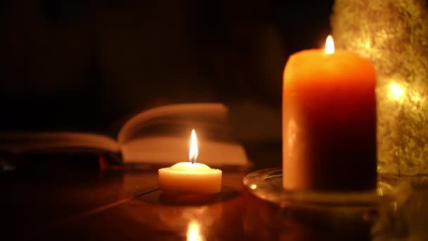 Nahaufnahme Brennende Kerzen Der Dunkelheit Und Eine Unkenntlich Verschwommene Frau — Stockvideo