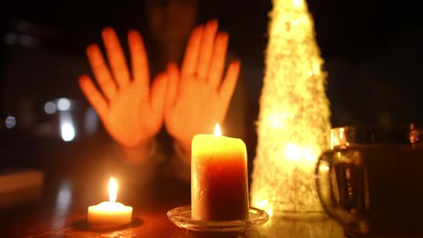 Brennende Kerzen Mit Verschwommener Trauriger Frau Die Wärmenden Händen Sitzt — Stockvideo