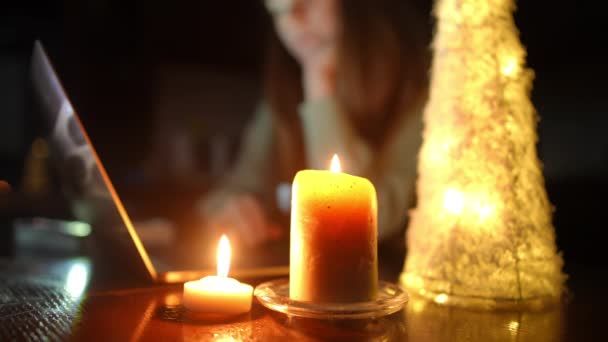 Nahaufnahme Brennender Kerzen Der Dunkelheit Mit Einer Verschwommenen Frau Die — Stockvideo
