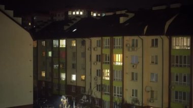 Kiev Ukrayna 'da elektrik kesintisi sırasında ışıklar açılıp kapanıyor. Açık havada, karanlık bir gecede savaş bölgesinde geniş açılı yerleşim yeri.