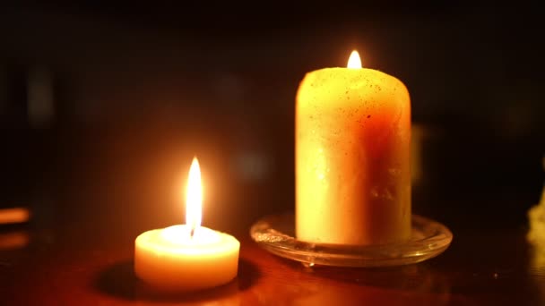 Nahaufnahme Zwei Kerzen Die Der Dunkelheit Brennen Wobei Taschenlampe Hintergrund — Stockvideo