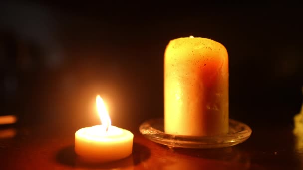 Nahaufnahme Zwei Kerzen Der Dunkelheit Und Eine Unkenntliche Frau Mit — Stockvideo
