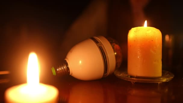 촛불을 마시는 불분명 여성이 전구를 클로즈업했습니다 정전중 우크라이나 알아볼 수없는 — 비디오