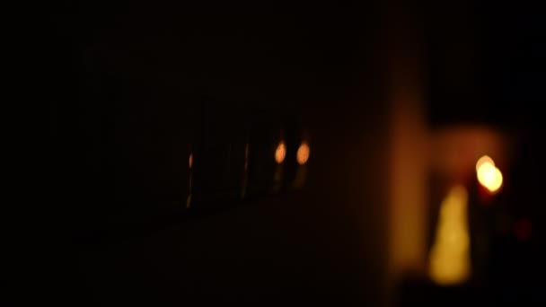 Oscuridad Interior Durante Apagón Con Linterna Que Aparece Pared Mano — Vídeo de stock