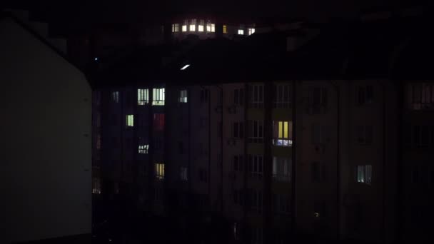 Αστικό Κτίριο Κατοικιών Σκοτεινή Νύχτα Αναβοσβήνει Φώτα Έκτακτης Ανάγκης Αντανακλώντας — Αρχείο Βίντεο