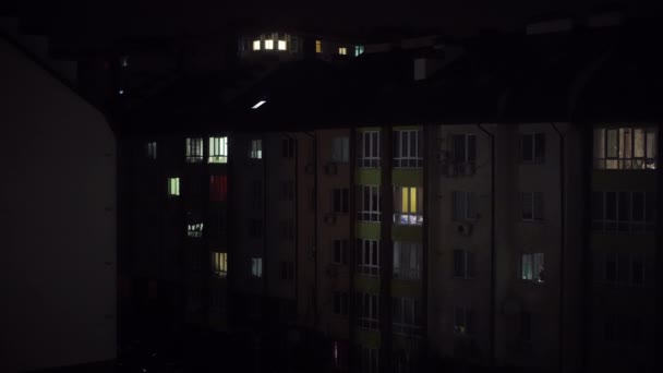 Byggnad Staden Natten Med Bilar Ljus Reflekterar Väggen Bred Skott — Stockvideo