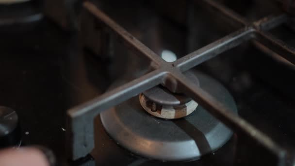 在厨房的煤气炉上 高角镜特写蓝色火焰打开 室内炉顶甲烷丙烷的近距离点火 — 图库视频影像