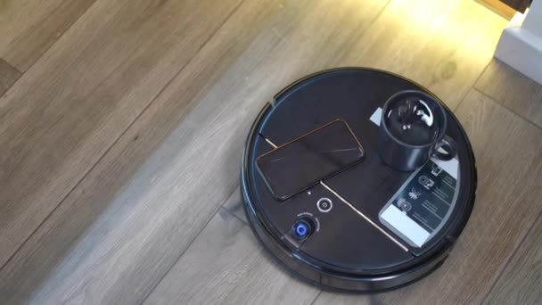 Ζωντανή Κάμερα Ακολουθεί Μαύρο Σαρωτή Ρομπότ Ιππασία Παρκέ Πάτωμα Smartphone — Αρχείο Βίντεο