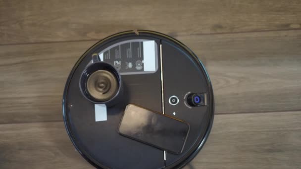 Top View Black Automated Vacuum Cleaner Naik Lantai Dari Kiri — Stok Video